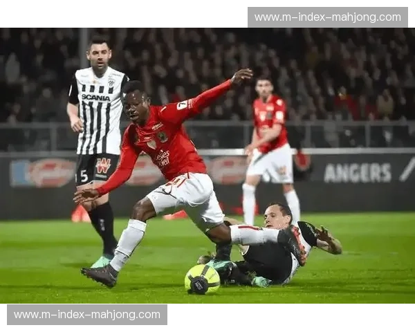 里昂全胜势头遭遇防守韧性考验 战术对抗凸显杯赛特质